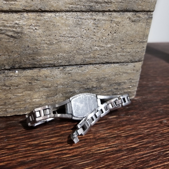 ⌚GUESS BRACELET WATCH - Picture 2 of 8